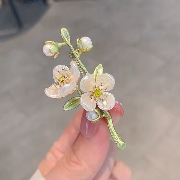 Jewelry - Vintage Style Green Jasmine Flower Brooch Pin – Faux‎ Pearl Floral Accessory new
